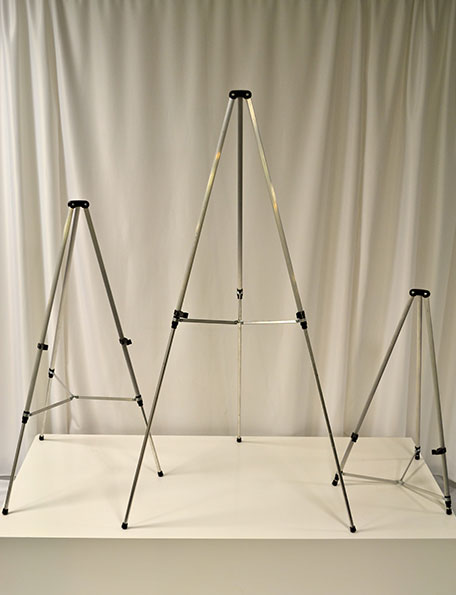 Item #111 - Display Easel